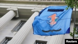 Zastava i grb Sekretarijata za pravosuđe SAD ispred sedišta u Vašingtonu, 10. maja 2021.