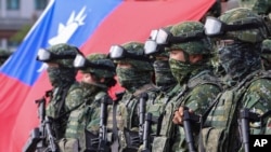 台灣軍隊在高雄舉行軍演以因應中國對台武嚇升級。（2023年1月11日）