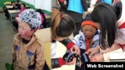 “冰花男孩”王福满。云南山区鲁甸的8岁小学生王福满身穿单薄的衣服攀爬山路走到学校，头发上结满了白白的冰花（微博图片）。这张照片传遍中国，也成为世界各大媒体最抢眼的新闻和图片，使王福满瞬间成为中国、甚至世界名人。