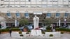Doctors change pope's treatment to tackle 'complex' situation, Vatican says