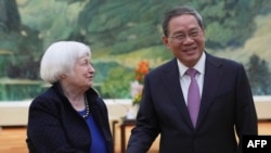 2024年4月7日，美國財政部長珍妮特耶倫在北京人民大會堂與中國總理李強握手。