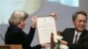 ဒေါ်အောင်ဆန်းစုကြည်အတွက် ပေးအပ်တဲ့ SWEDEN PALME PRIZE ဆုကို ဝန်ကြီးချုပ် ဒေါက်တာစိန်ဝင်း လက်ခံရယူနေစဉ်ကဖြစ်ပါတယ်။
