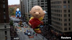 在紐約曼哈頓第六大道上行進的梅西感恩節大遊行。（2016年11月24日）