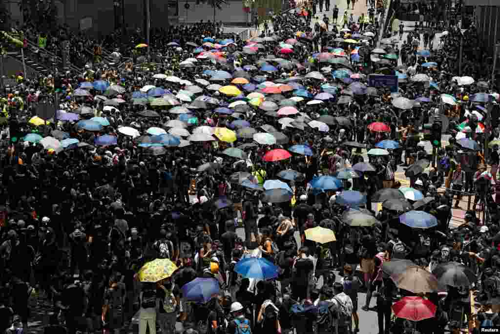 在2019年6月21日香港示威者在警察總部外抗議,要求與警務處處長盧偉聰對話。