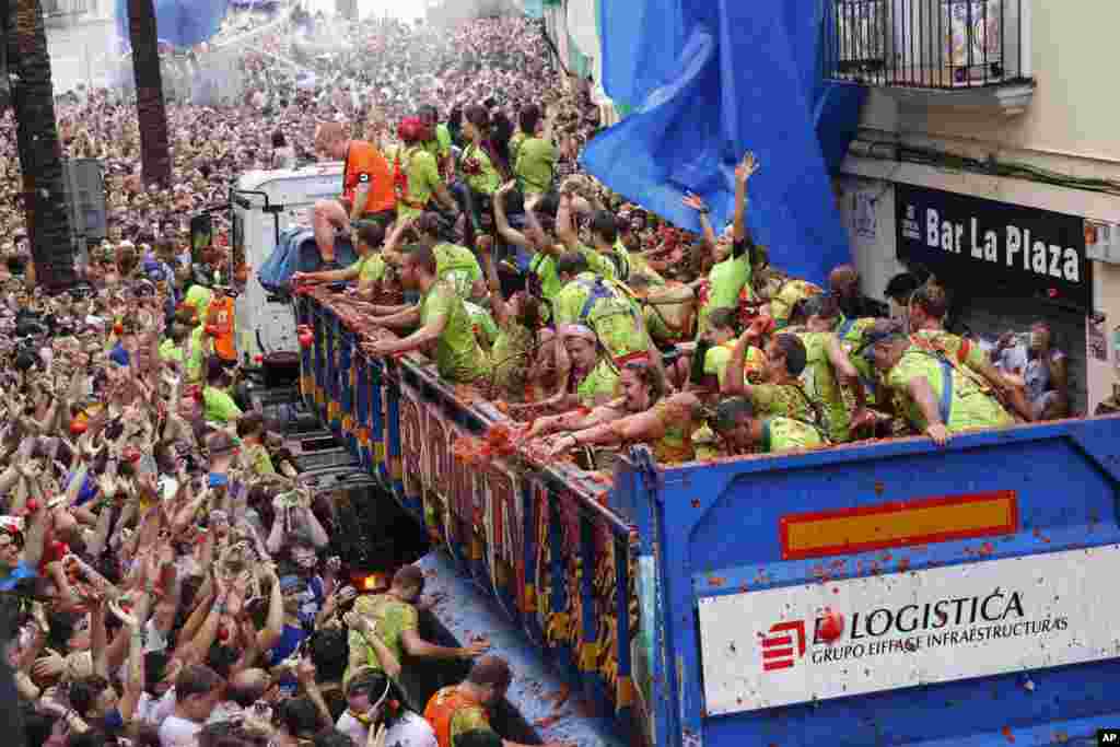 Crowds of people throw tomatoes at each other, during the annual "tomatina" tomato fight fiesta in the village of Bunol, 50 kilometers outside Valencia, Spain.