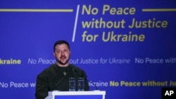 Ukrajinski predsjednik Volodimir Zelenski govori u Hagu (Foto: Yves Herman/Pool via AP)