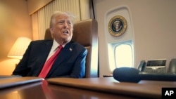 Predsednik Donald Tramp razgovara sa novinarima na avionu Air Force 1 dok putuje iz Vest Palm Biča na Floridi u Nju Orleans, Luizijana, 9. februara 2025. (Foto: AP/Ben Curtis)