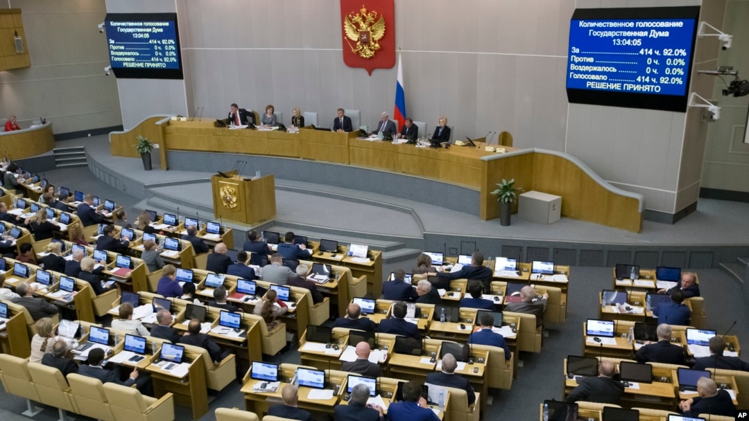 Russian lawmakers vote at the State Duma, the Lower House of the Russian Parliament in Moscow, Nov. 15, 2017. 