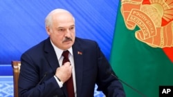 Arhiva - Predsednik Belorusije Aleksandar Lukašenko govori na konferenciji za novinare u Minsku, Belorusija, 9. avgusta 2021. (Nikolay Petrov/BelTA photo via AP)