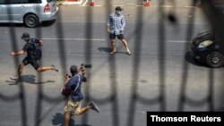 Prodemokratski demonstranti i novinari beže, dok policija napreduje ka njima, tokom protesta protiv vojnog puča u Jangonu, Mjanma.