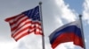 Bendera Rusia dan AS berkibar di Vsevolozhsk, Wilayah Leningrad, Rusia, 27 Maret 2019. (Foto: REUTERS/Anton Vaganov)