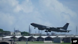 一架美國空軍 KC-135 型加油機從位於日本南部沖繩西部的嘉手納空軍基地機場起飛。 (美聯社照片，2023 年 8 月 30 日）