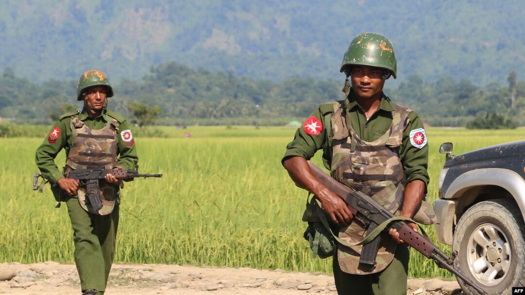 ရခိုင်ပြည်နယ်တွင်း လုံခြုံရေးယူနေသည့် မြန်မာ့တပ်မတော်သားများ။ (အောက်တိုဘာ ၂၁၊ ၂၀၁၆)
