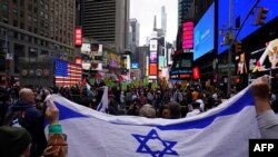 Pristalice Izraela stoje naspram ljudi kojio podržavaju Palestince na Tajms Skveru u Njujorku, 8. oktobra 2023, posle napada militantne grupe Hamas na Izrael.
