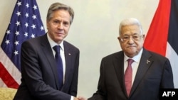 Američki državni sekretar Entoni Blinken rukuje se sa palestinskim predsednikom Mahmudom Abasom na sastanku u jordanskoj prestonici Amanu, 13. oktobra 2023. (Foto: AFP/Thaer Ghanaim/Pres služba Palestinske uprave)