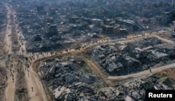 Snima dronom prikazuje raseljene Palestince kako prolaze pored ruševina dok pokušavaju da se vrate svojim domovim, 19. januara 2025. (Foto: REUTERS/Mahmoud Al-Basos)