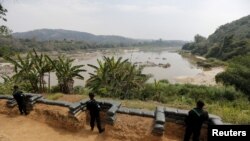 ထိုင်း-လာအိုနယ်စပ်၊ မဲခေါင်မြစ်အနီး Ban Kaen Kai မြို့ရှိ စစ်စခန်းတွင် ကင်းစောင့်နေသည့် ထိုင်းစစ်သားများ။ (၃ မတ် ၂၀၁၆) REUTERS/Jorge Silva