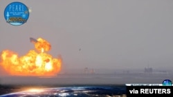 无人驾驶的SpaceX测试火箭完美发射并成功着陆，但在着陆后不久在发射台上爆炸。（2021年3月3日）