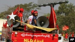 ကြားဖြတ်ရွေးကောာက်ပွဲအတွက် NLD ပါတီက စည်းရုံးရေး ဆင်းနေစဉ် 