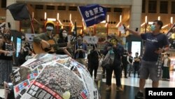 台灣民眾在台北火車站集會支持香港抗議港版國安法的示威者。（2020年5月23日）