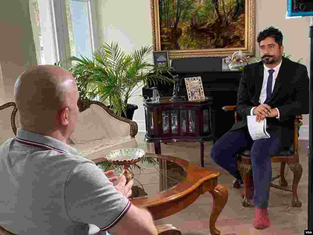 پشت صحنه فیلمبرداری مصاحبه بخش فارسی صدای آمریکا با شاهین مقدم، همسر شکیبا فقاهتی و پدر راستین مقدم، از جان باختگان پرواز پی اس ۷۵۲