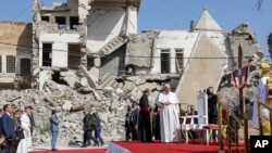 Papa Franja, okružen ostacima srušene crkve, stiže na molitvu posvećenu žrtvama rata, u Mosulu, Irak, 7. marta 2021.