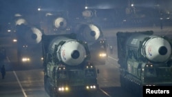 Arhiva - Rakete izložene tokom vojne parade u čast obeležavanja 75. godišnjice osnivanja severnokorejske armije, na Trgu Km Il Sunga u Pjongjangu, Severna Koreja, 8. februara 2023.