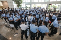 香港警察在蘋果日報總部進行搜查並逮捕蘋果日報高管。（2021年6月17日）