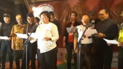 Anita Wahid dari Seknas Gusdurian membacakan Deklarasi Hari Persaudaraan Sejati diikuti para pemuka agama, pada malam peringatan 100 Hari Bom Gereja Surabaya, Jumat, 24 Agustus 2018 (foto Petrus Riksi-VOA).jpg