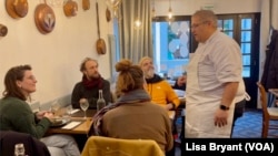 Nekadašnji biznismen iz Damaska, Atar, pronašao je novi život i karijeru u Orleanu u Francuskoj, nakon što je pobjegao iz Sirije prije više od decenije (Foto: Lisa Bryant, VOA)
