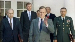 Predsedik Džordž Herbert Voker Buš razgovara sa reporterima u ružičnjaku Bele kuće posle sastanka sa najvišim vojnim savetnicima, 11. februara 1991.