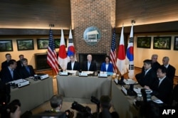 조 바이든 미국 대통령과 윤석열 한국 대통령, 기시다 후미오 일본 총리가 18일 미국 캠프 데이비드에서 3자 정상회의를 했다.