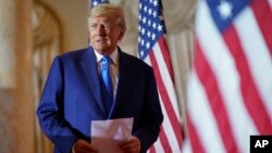 Foto Achiv: Ansyen Prezidan Donald Trump pare pou pran la pawol nan Mar a Lago, jou eleksyon an 8 Nov. 2022, nan Palm Beach Florida. 