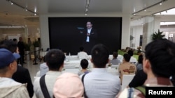2023年9月25日，中國北京的一家華為旗艦店的螢幕直播華為產品發布活動, 畫面中出現的是華為消費者業務集團首席執行官余承東。