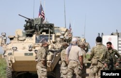 Arhiva - Kurdski borci iz Narodnih zaštitnih snaga (YPG) razgovaraju sa pripadnicima snaga SAD u gradu Darbasija, nedaleko od turske granice, Sirija, 29. aprila 2017.
