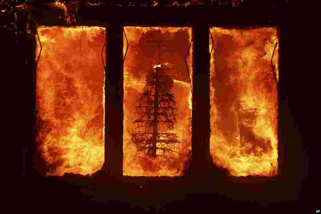 O incêndio em Palisades queima uma árvore de Natal no interior de uma residência no bairro de Pacific Palisades, em Los Angeles, Califórnia, a 7 de janeiro de 2025.