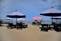 Pantai Sanur yang terletak dekat dengan Denpasar, Bali, tampak sepi saat pandemi COVID-19, 14 Oktober 2021. (Foto: AFP)