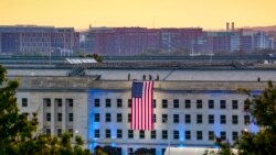 Američka zastava razvijena je na zapadnoj strani Pentagona, 11. septembra 2021.