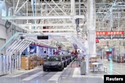特斯拉在上海工廠裡生產的汽車。（2020年1月7日）