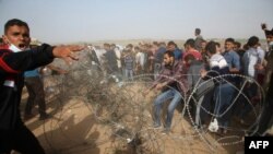 فلسطینی ها از اواخر ماه مارچ ۲۰۱۸ به این سو به خاطر انتقال سفارتخانۀ امریکا از تل ابیب به بیت المقدس دست به مظاهرات گسترده زده اند