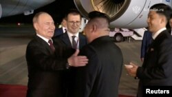 Ruski predsednik Vladimir Putin pozdravlja se sa severnokorejskim liderom Kim Džong Unom na aerodromu u Pjongjangu (Foto: Kremlin.ru/Handout via REUTERS)