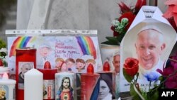 სანთლები და ფოტოები საავადმყოფოს წინ, სადაც პაპი მკურნალობს. რომი, 2025 წლის 24 თებერვალი.