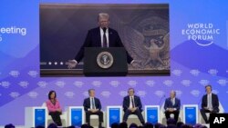 Patisipan yo suiv diskou vityel Prezidan Ameriken Donald Trump la nan Fowom anyel Ekonomik Mondyal Davos la nan peyi La Suis, 23 Janvye 2025. 