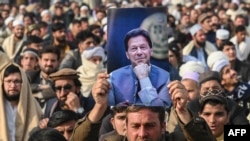 دا مظاهرې په داسې حال کې اعلان شوي چې د یاد ګوند او حکومت ترمنځ خبرې بې نتیجې پاتې شوي، او د پي ټي آي باني مشر عمران خان په دې وروستیو کې د پوځ سرلښکر ته په لېږلي یو لیک کې له هغه غوښتنه کړې چې پوځ اؤ استخباراتي شبکې دې په سیاست کې مداخله نه کوي.