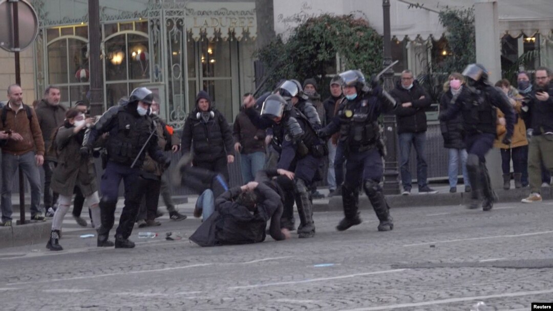 Police disperse COVID protesters in Paris