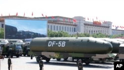 中国在2015年9月3日阅兵式上展示的东风-5B洲际弹道导弹。