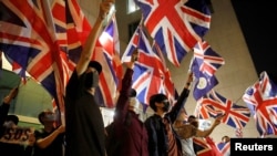 香港抗議者手舉英國國旗在英國駐港總領事館前示威。 （2019年10月23日）（路透社）