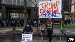 Vanhu vachiratidzira panze pedare reManhattan Criminal Court muNew York City.