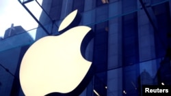 Logo Apple Inc. terlihat tergantung di pintu masuk toko Apple di 5th Avenue di Manhattan, New York, AS, 16 Oktober 2019. (Foto: REUTERS/Mike Segar)