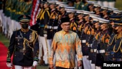 馬來西亞總理安瓦爾·易卜拉欣於 2023 年 3 月 1 日在菲律賓馬尼拉馬拉坎南宮舉行的歡迎儀式上檢閱儀仗隊